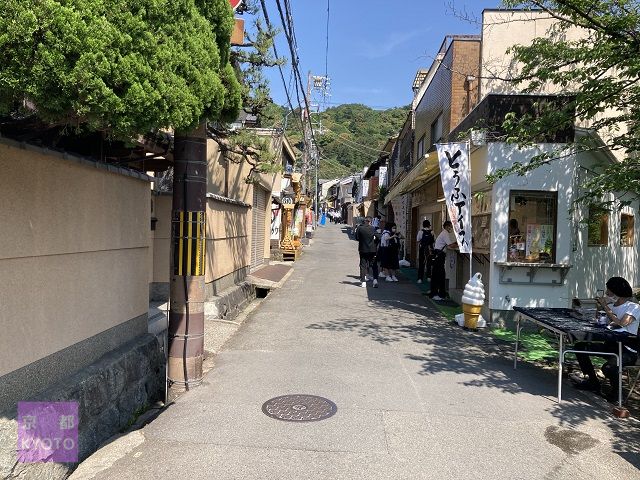 哲学の道から銀閣寺の参道を進みます。