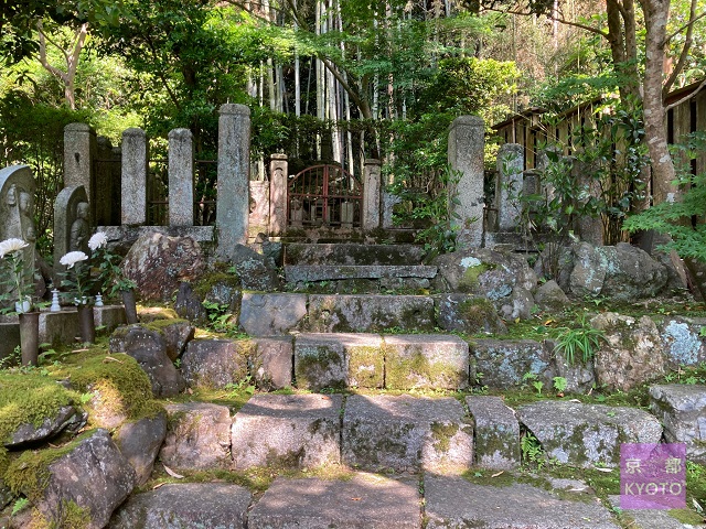 松虫・鈴虫両姫供養塔