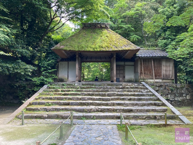 山門内側から