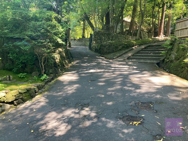 左に金毛院・道と階段は法然院へ