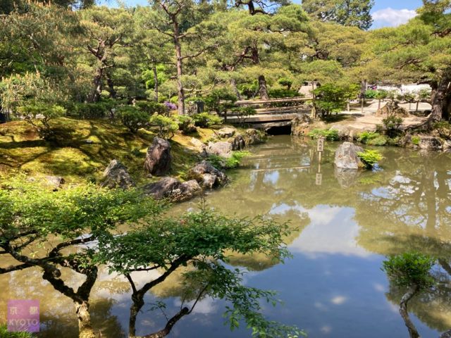 銀閣寺錦鏡池（きんきょうち）右側は大内石