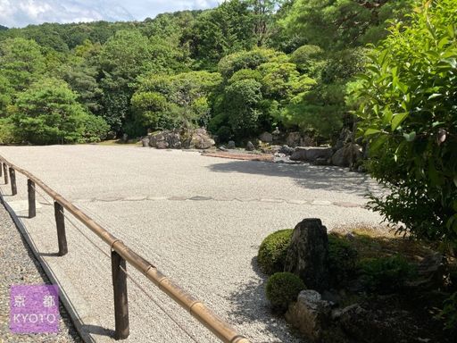 開山堂の方から見たの鶴亀の庭園